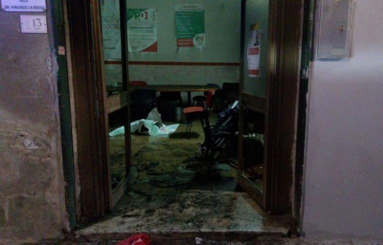Nola (Napoli), incendiata la sede del Pd. «Atto doloso, non ci fanno paura»