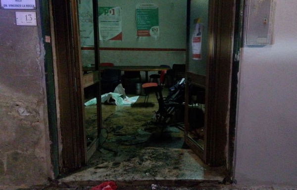 Nola (Napoli), incendio alla sede del Pd. «Atto doloso, non ci fanno paura»