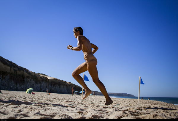 Belgio, la spiaggia per nudisti vietata perché disturberebbe le allodole