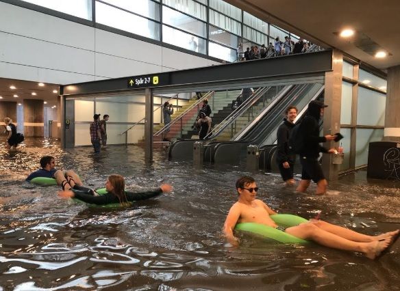 In Svezia si allaga una stazione, la trasformano in piscina