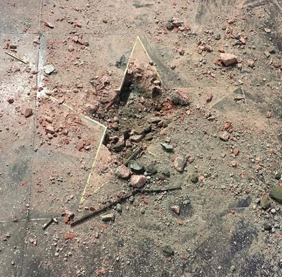Un tizio ha picconato e distrutto la stella di Trump al Walk of Fame article-post