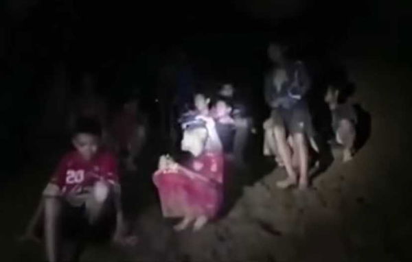 Thailandia, uno dei soccorritori è morto per mancanza di ossigeno