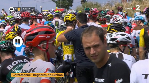 Tour de France: tappa sospesa per lacrimogeni