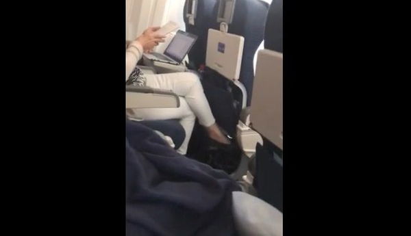 Vola su United Airlines e il vicino si masturba accanto a lei