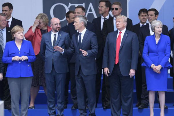 Vertice Nato, la risata di Macron quando Conte ha detto: «Non mi aiuta con gli immigrati»