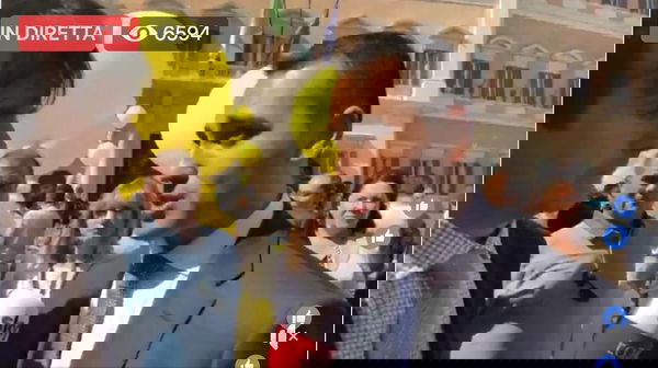 Hanno approvato il taglio dei vitalizi, il M5S festeggia in piazza | VIDEO