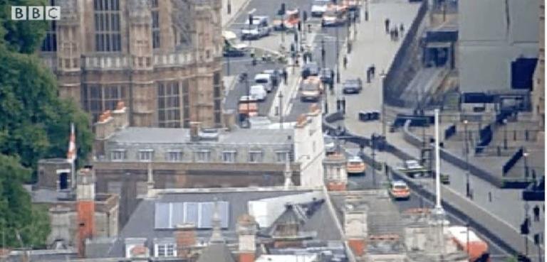 Londra, Westminster in lockdown: auto si schianta contro il cancello del Parlamento | VIDEO