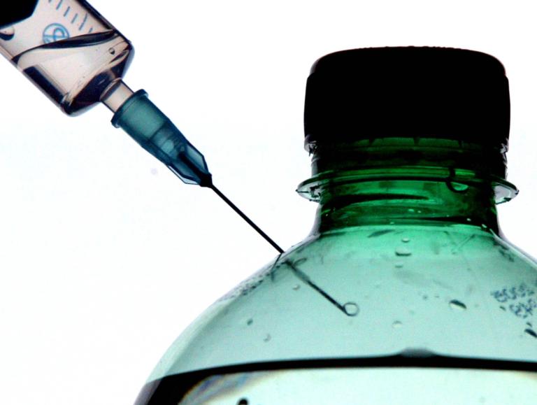 Mette acido nella bottiglietta d’acqua del collega e tenta di avvelenarlo: arrestata