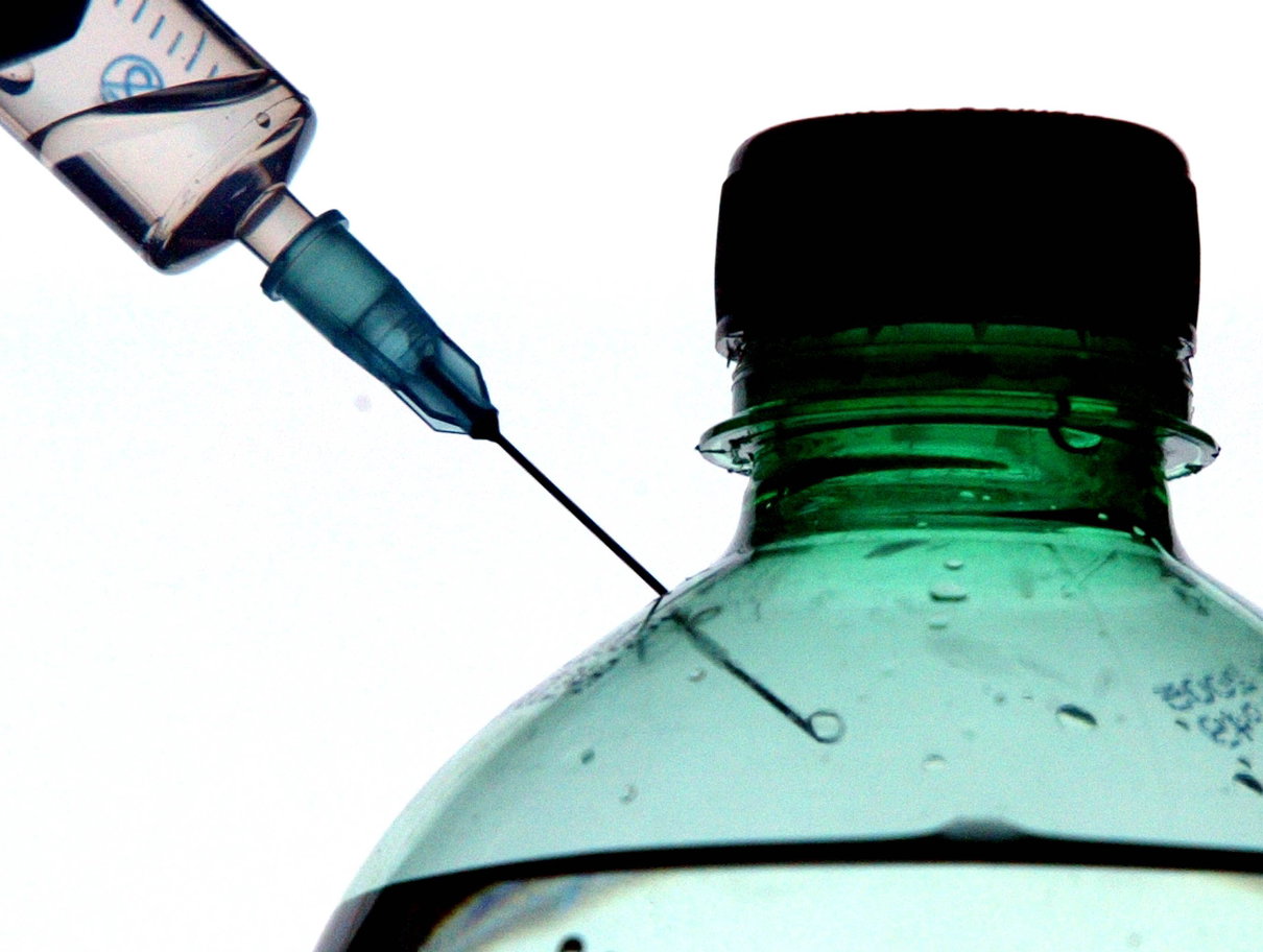 Mette acido nella bottiglietta d’acqua del collega e tenta di avvelenarlo: arrestata article-post