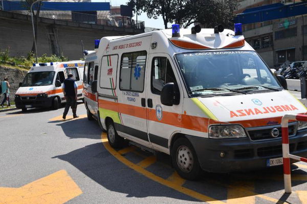 Marito vieta alla moglie incinta di salire sull’ambulanza: «Ci sono troppi maschi»