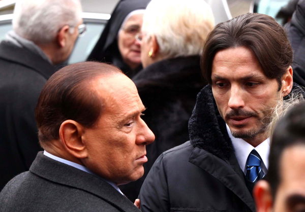 Lega e Berlusconi ai ferri corti: Giorgetti annuncia revisione delle concessioni tv e Mediaset trema