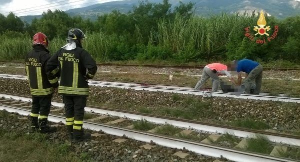 Calabria, tragedia sui binari: treno investe famiglia. Due bambini morti
