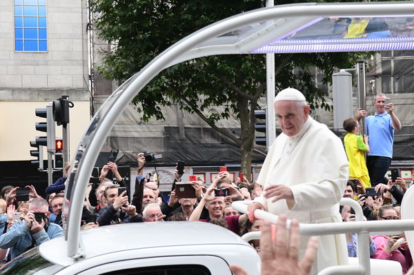 L’ex nunzio di Washington che accusa Francesco di aver coperto i preti pedofili può avere motivi di risentimento verso di lui
