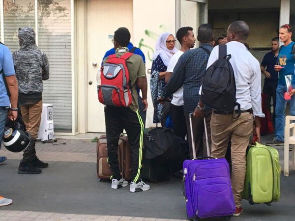 Migranti protestano contro l’associazione che li ospita e il Presidente minaccia la giornalista