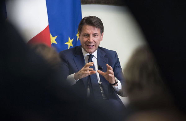 Dal silenzio alla svolta social, il premier Conte esce dal guscio