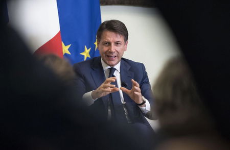 Dal silenzio alla svolta social, il premier Conte esce dal guscio article-post