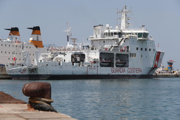 La Nave Diciotti attracca a Catania. Toninelli: «L’Ue faccia la sua parte»