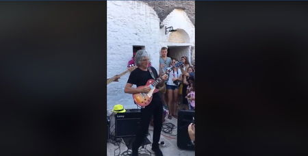 Sorpresa ad Alberobello, tra i trulli suonano i Dire Straits article-post