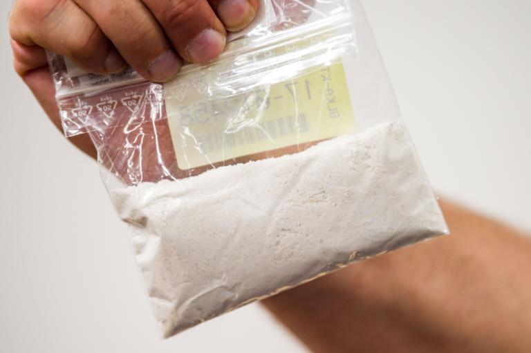 Carpi, pesa la droga sulla bilancia del reparto ortofrutta di un supermercato: arrestato