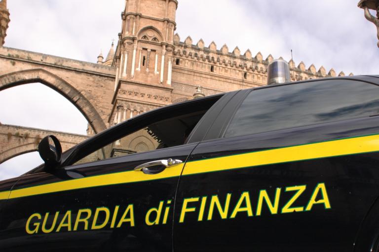 Raccoglieva vestiti per i disabili, ma poi li vendeva nel suo negozio: scoperta truffa nel cuneese