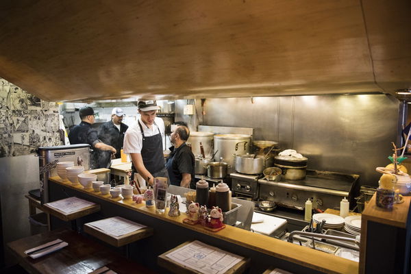 Dalla Francia arriva l’appello dei ristoratori: «Fateci assumere i migranti»