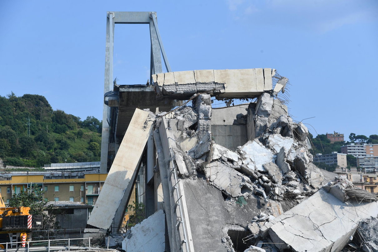 Per ricostruire il ponte Morandi, il governo rinunci a Flat Tax e reddito di cittadinanza article-post