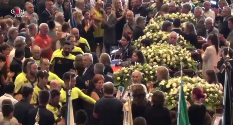 Il lungo applauso di Genova ai vigili del fuoco presenti ai funerali di Stato