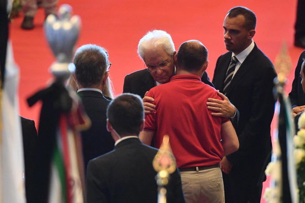 Dolore, lacrime e applausi: la politica ai funerali di Genova