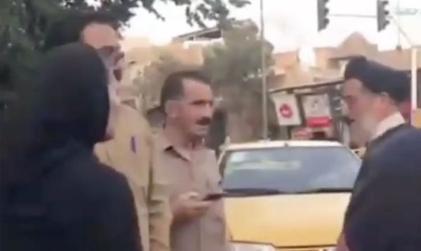 Iran, il gesto coraggioso della donna che si è tolta l’Hijab per strada | VIDEO