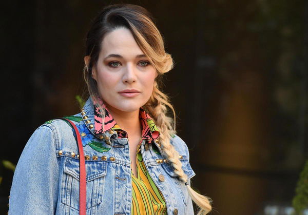 Laura Chiatti litiga sui social per i figli: «Non datemi consigli, dementi!»