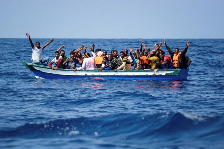 «Cinque navi hanno ignorato barche in difficoltà», l’indifferenza travolge il Mediterraneo