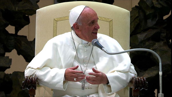 Papa Francesco parla del divorzio e lo definisce «una moda»