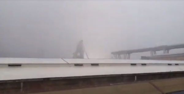 «Ponte colpito da un fulmine e poi crollato», l’ipotesi di alcuni testimoni 