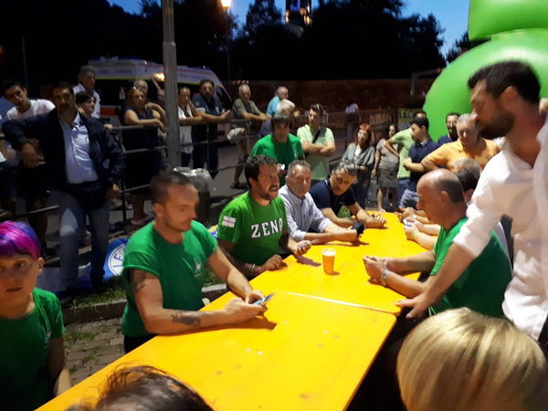 Pontida, 17enne contesta Salvini e lui prima aizza la folla e poi le «offre una birra». A una minorenne