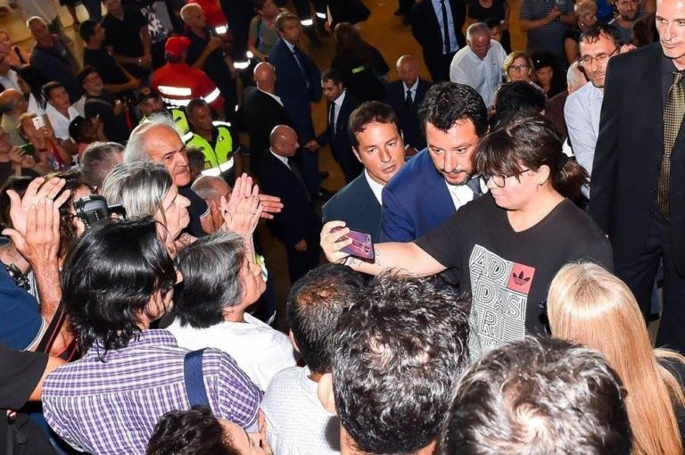 Matteo Salvini e l’irresistibile leggerezza dei selfie