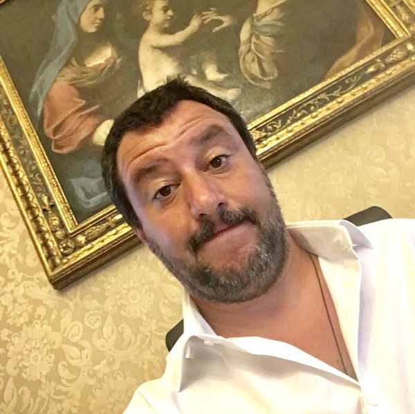 Salvini: «Chi lancia uova è un cretino». Ma lui stesso fu condannatto nel 1999