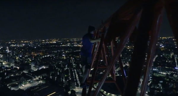 La nuova moda milanese: scalare grattacieli a mani nude