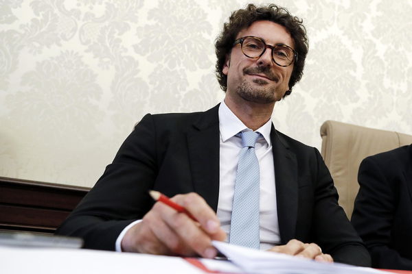 Toninelli bersagliato dal Giornale, nel mirino una consulenza da 435mila euro