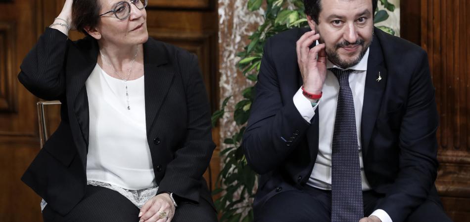 Trenta contro Salvini sulla leva