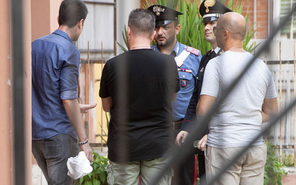 Uccide la moglie di botte mentre era agli arresti domiciliari