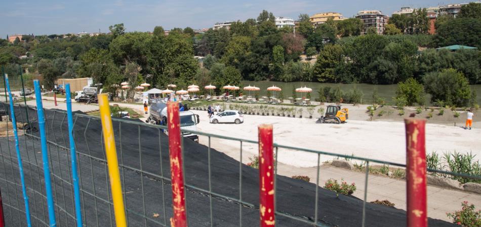 Apre Spiaggia Di Roma Sul Tevere Virginia Raggi Boicotta L