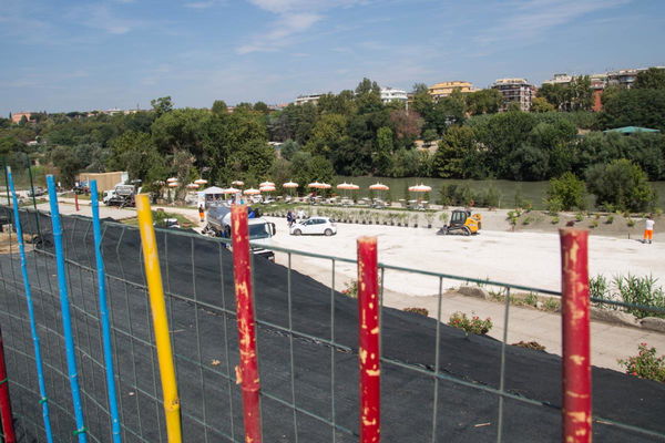 Apre la spiaggia di Roma sul Tevere, Virginia Raggi boicotta l’inaugurazione