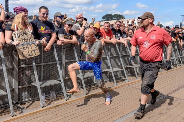 Due anziani scappano dalla casa di riposo, li ritrovano al concerto heavy metal