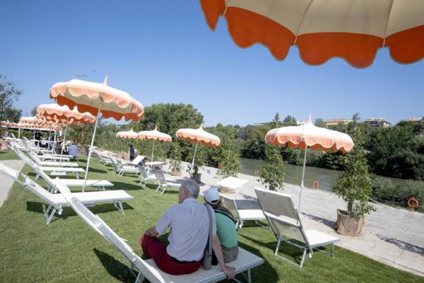La Soprintendenza dice che la spiaggia Tiberis voluta dalla Raggi va smantellata