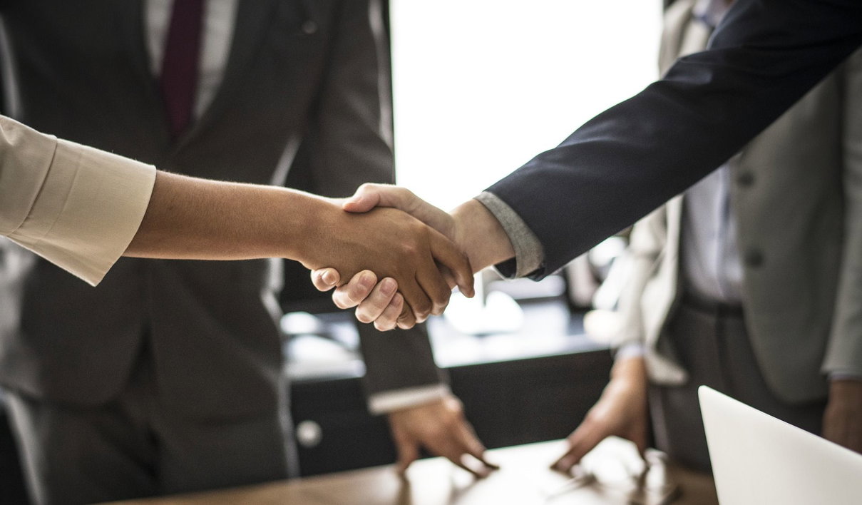 Musulmana non stringe la mano e le viene negato il lavoro. Verrà risarcita article-post