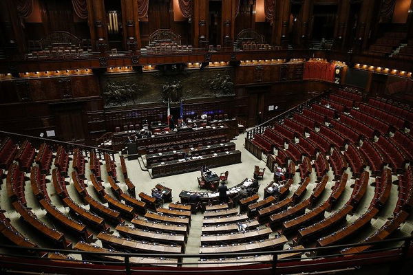 Le lunghe vacanze dei parlamentari: 35 giorni di ferie, in Aula l’11 settembre