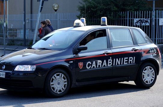 Il clochard sorpreso a rubare, il carabiniere lo denuncia e poi lo aiuta: «Gli ho comprato i sandali»