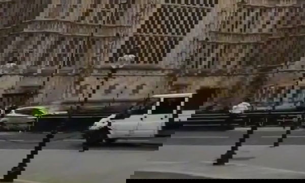 Londra, Westminster: auto contro il cancello del Parlamento, arrestato sospettato di terrorismo | VIDEO