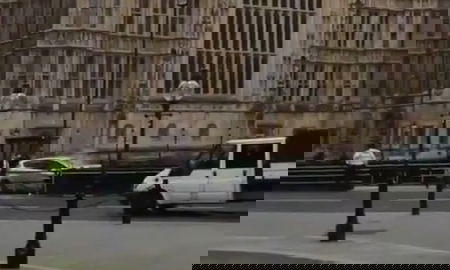 Londra, Westminster: auto contro il cancello del Parlamento, arrestato sospettato di terrorismo | VIDEO article-post