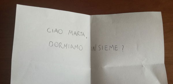 Il biglietto dello stalker sotto la porta. Lei lo denuncia su Fb:«fino ad oggi ho avuto paura, ora mi hai rotto»